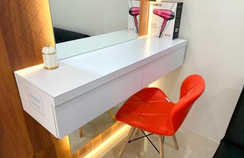 Lubuk Baja Apartamento | Wiwi Formosa Residence - Kitchen-Balcony-Netflix