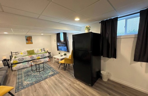 Edmonton Apartamento | WJ - 2BR Basement suite w/ Fully Fenced Yard