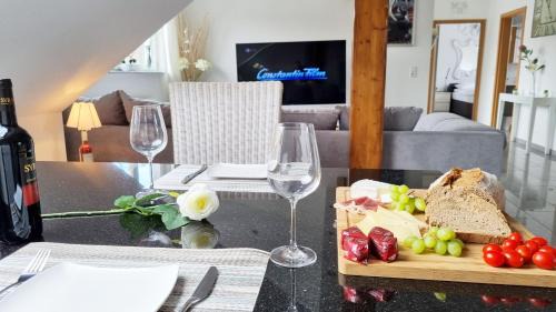 Western Ring Area Apartamento | Wohnung Famous, 100qm, Klima, Loggia, 24h Checkin, bis 5 Personen