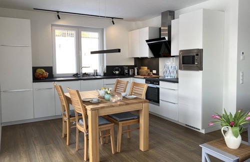 Schwerin Apartamento | Wohnung Seebrise Komfort - Ferienwohnung mit Terrasse und Garten