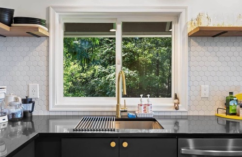 Kabletown Cabina | Wolf Den - Airy Cabin w/ Hot Tub & Valley Views!