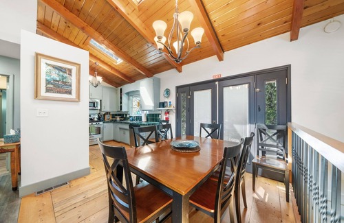 Idyllwild Casa | Wolf's Creek: Hot tub, On the Creek!