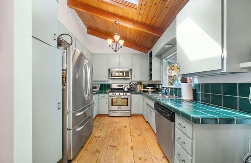 Idyllwild Casa | Wolf's Creek: Hot tub, On the Creek!