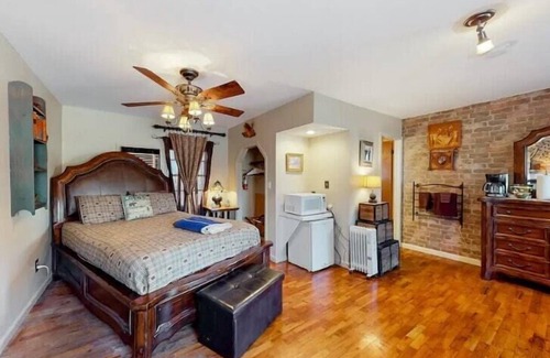 Eureka Springs Historic District Hotel | Wolf's Den at Tradewinds
