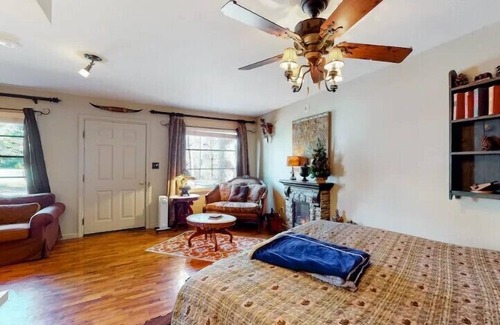Eureka Springs Historic District Hotel | Wolf's Den at Tradewinds