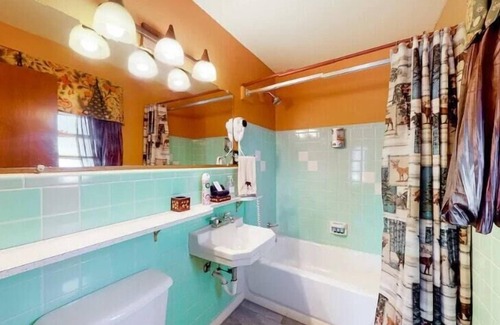 Eureka Springs Historic District Hotel | Wolf's Den at Tradewinds
