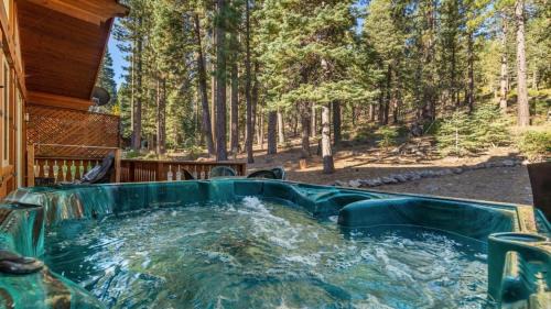 Truckee Casa | Wolfs Lair by AvantStay Swiss Chalet w Private Hot Tub Access to Northstar Resort Community