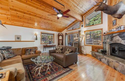 Truckee Casa | Wolfs Lair by AvantStay Swiss Chalet w Private Hot Tub Access to Northstar Resort Community