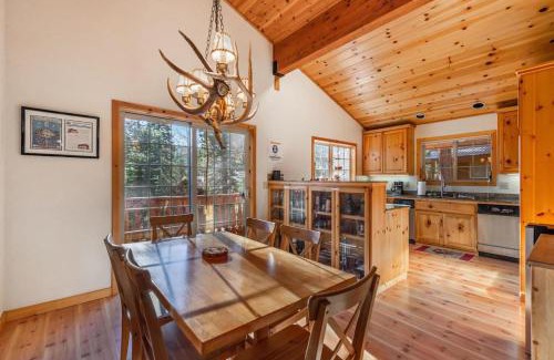 Truckee Casa | Wolfs Lair by AvantStay Swiss Chalet w Private Hot Tub Access to Northstar Resort Community