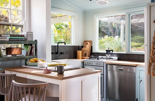 Daylesford Cabaña | Wombat Hill Cottage-Renovated miners cottage, open fires and beautiful gardens