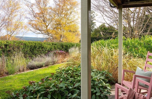 Daylesford Cabaña | Wombat Hill Cottage-Renovated miners cottage, open fires and beautiful gardens