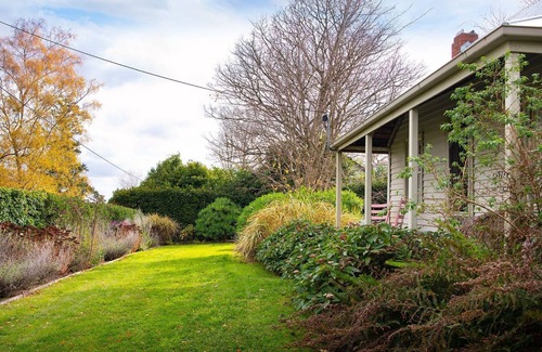 Daylesford Cabaña | Wombat Hill Cottage-Renovated miners cottage, open fires and beautiful gardens
