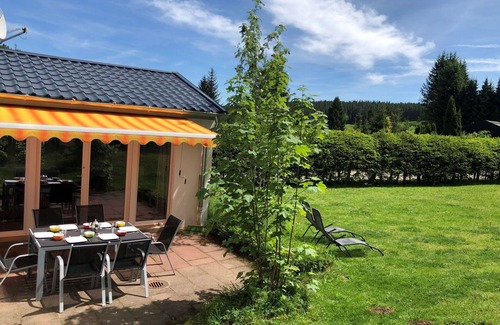 Schoenwald Casa | Estupenda casa de vacaciones privada con WIFI, TV, terraza, mascotas permitida y aparcamiento