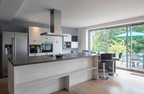 Morlaix Villa | Preciosa casa de vacaciones privada para 8 personas con WIFI, TV, patio y aparcamiento