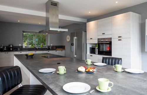 Morlaix Villa | Preciosa casa de vacaciones privada para 8 personas con WIFI, TV, patio y aparcamiento