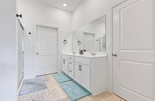 Solon Mills Casa | Wonder Lake Elegance- Serene 2BR Townhome Retreat