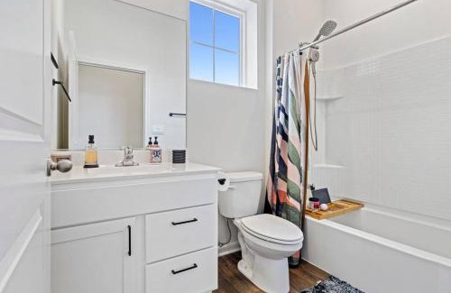 Solon Mills Casa | Wonder Lake Elegance- Serene 2BR Townhome Retreat