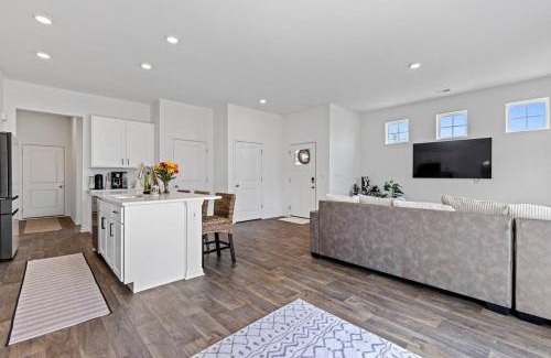 Solon Mills Casa | Wonder Lake Elegance- Serene 2BR Townhome Retreat