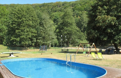 Ceska Metuje Casa | Estupenda casa de vacaciones privada con WIFI, piscina, TV, patio, vista panorámica y aparcamiento
