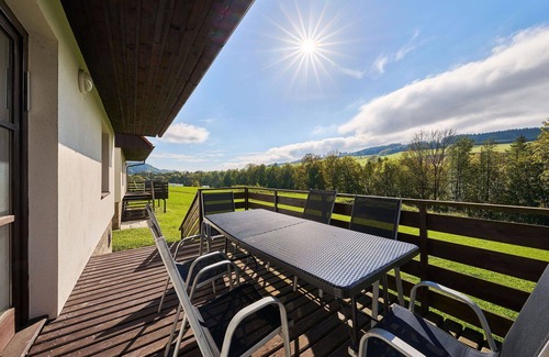 Starkov Casa | Maravillosa casa de vacaciones privada con piscina, WIFI, TV, patio, vista panorámica, aparcamiento