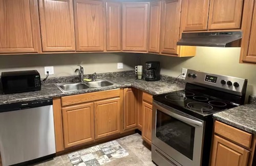Warner Robins Condominio | Wonderful 2-BR Condo/3mi. from Aviation Museum