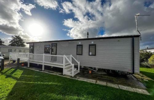 Scratby Otro | Wonderful 6 Berth Caravan For Hire By A Stunning Norfolk Beach Ref 19006Sd