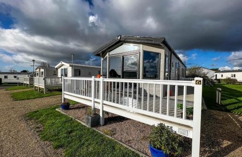 Scratby Otro | Wonderful 6 Berth Caravan For Hire By A Stunning Norfolk Beach Ref 19006Sd