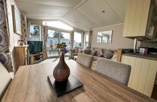Scratby Otro | Wonderful 6 Berth Caravan For Hire By A Stunning Norfolk Beach Ref 19006Sd