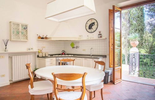 Oltrarno Apartamento | Wonderful apartment in Villa with nice garden and terrace. Lovely neighborhood