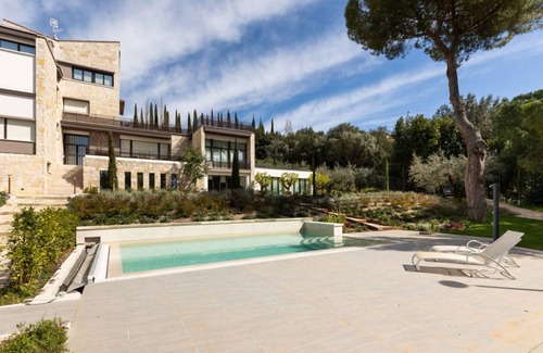 Perugia Apartamento | Perugia Poolside Haven: Luxurious Comfort