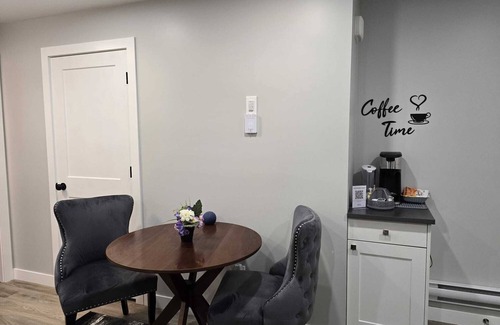 Regina Casa | Wonderful Basement suite East Regina