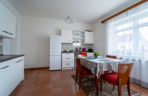 Kolin 2 Casa | Preciosa casa de vacaciones privada con WIFI, TV, terraza, mascotas permitida y aparcamiento