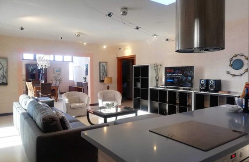 Playa Blanca Villa | Chalet con WIFI :gran piscina climatizada con hidromasaje y bonitos jardines