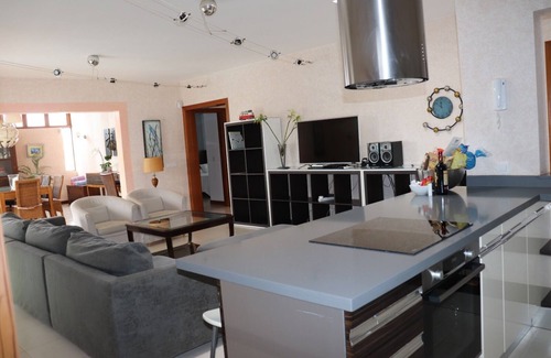Playa Blanca Villa | Chalet con WIFI :gran piscina climatizada con hidromasaje y bonitos jardines