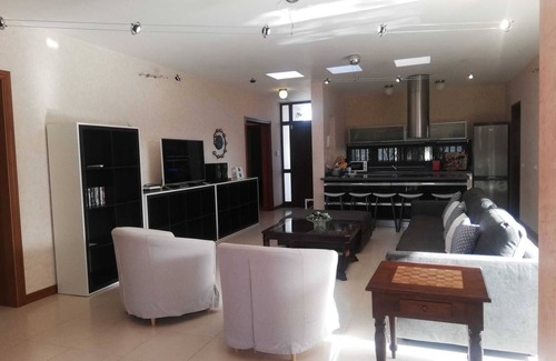 Playa Blanca Villa | Chalet con WIFI :gran piscina climatizada con hidromasaje y bonitos jardines
