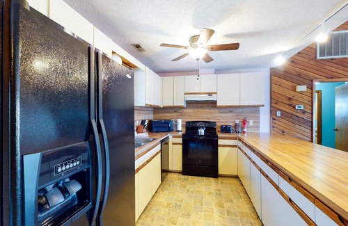 Sandbridge Casa | Wonderful dog-friendly home w/deck, W/D, large backyard, & A/C