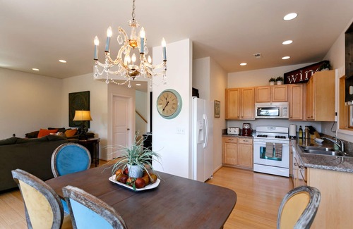 Hood River Condominio | MARAVILLOSO Downtown Condo con todo en el corazón de Hood River