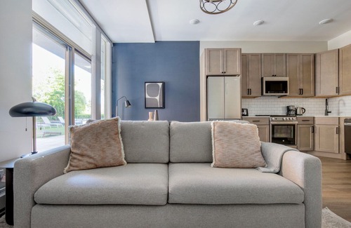 Edgewater Beach Apartamento | Wonderful Edgewater 1BR w/ Patio Deck & Gym, near lake, by Blueground