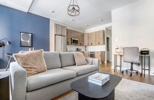 Edgewater Beach Apartamento | Wonderful Edgewater 1BR w/ Patio Deck & Gym, near lake, by Blueground