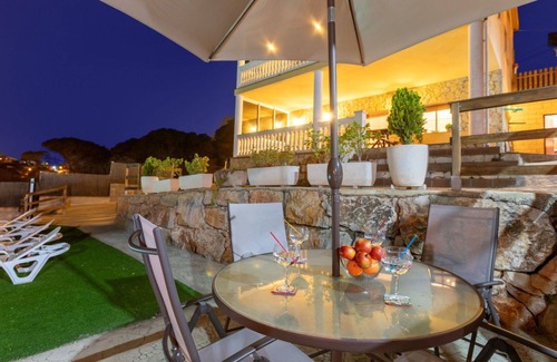 Macanet de la Selva Casa | Casa de vacaciones privada con WIFI, piscina privada, TV, patio, mascotas permitida, aparcamiento