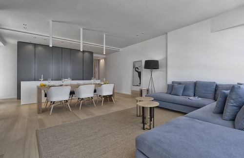 Riccione Apartamento | Wonderful first-row apartment with bay window overlooking the sea.