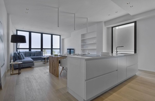 Riccione Apartamento | Wonderful first-row apartment with bay window overlooking the sea.