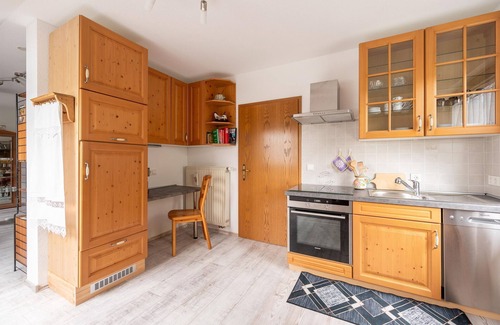 Birlenbach Apartamento | Apartamento vacacional con un gran balcón.