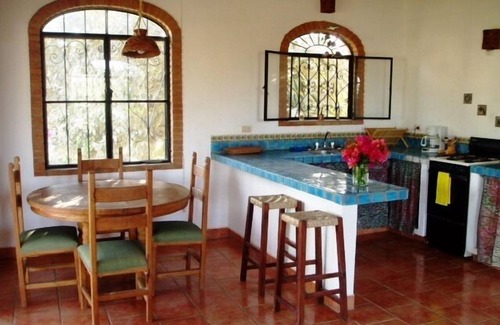 Sayulita Casa | Maravilloso gran porche al aire libre y muchos juegos de puertas francesas = un espacio elegante
