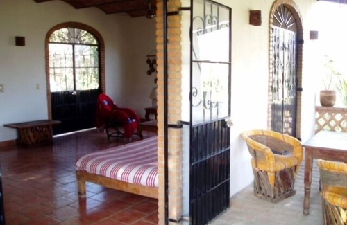 Sayulita Casa | Maravilloso gran porche al aire libre y muchos juegos de puertas francesas = un espacio elegante