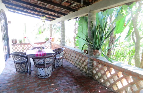 Sayulita Casa | Maravilloso gran porche al aire libre y muchos juegos de puertas francesas = un espacio elegante
