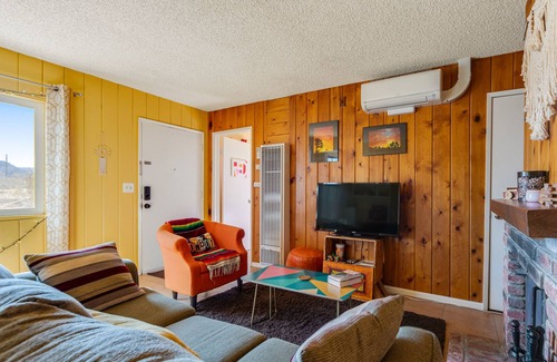 Joshua Tree Cabina | Wonderful mountain view dog-friendly cabin with firepit, patio, & enclosed yard