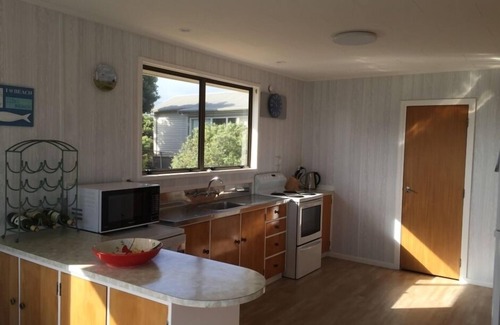 Waikanae Casa | Maravillosa casa de vacaciones con vista al mar 1 de vuelta de la playa
