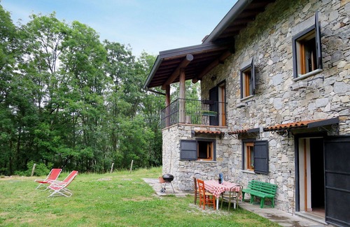 Porto Valtravaglia Casa | Preciosa casa de vacaciones privada para 6 personas con TV, patio, mascotas permitida y aparcamiento