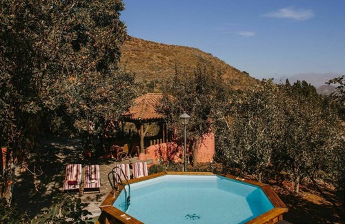 Vega de San Mateo Casa | Estupenda casa de vacaciones privada con WIFI, piscina, TV, patio y mascotas permitida